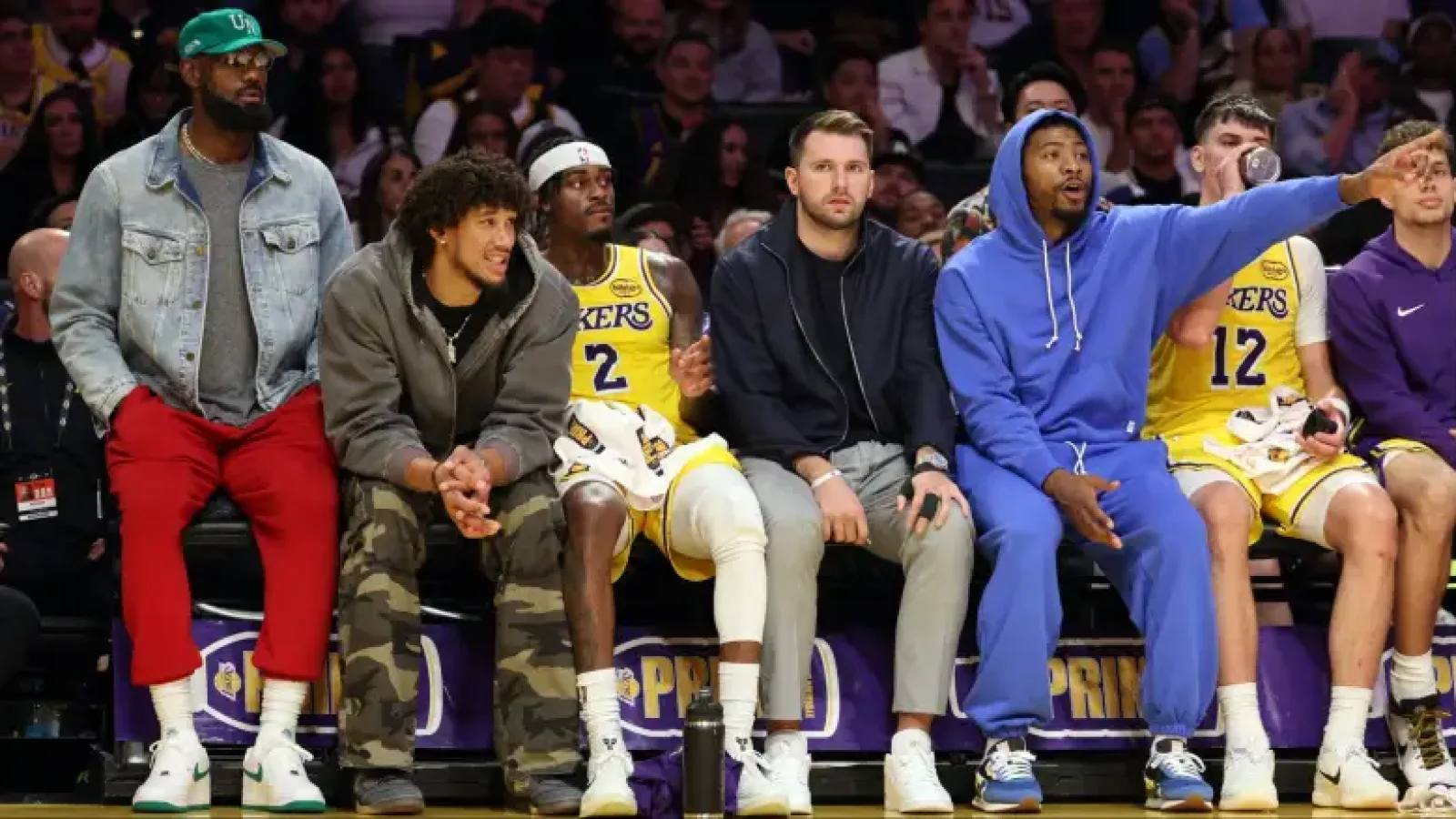 Los Angeles Lakers team huddle in game action, horizontal 16:9